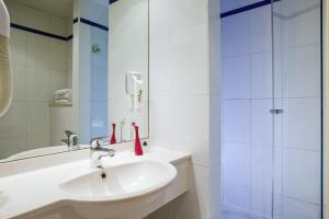 モントルイユにあるibis Styles Paris Mairie de Montreuilの白いバスルーム(シンク、シャワー付)