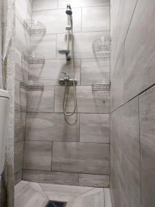 W łazience znajduje się prysznic ze szklanymi drzwiami. w obiekcie Forrest House w Białej w Sulejowie