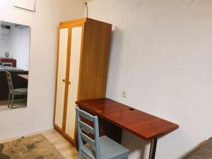 drewnianym biurkiem z krzesłem w pokoju w obiekcie Forrest House w Białej w Sulejowie