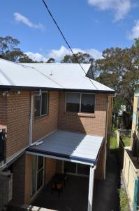 einen Blick über ein Haus mit Metalldach in der Unterkunft Modern 3-bedroom Katoomba townhouse (nature view) in Katoomba