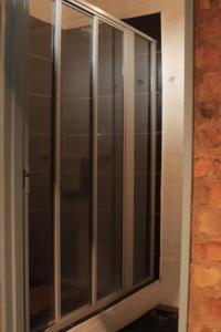 un armario de cristal en la esquina de una habitación en The Genesis @ Craftsmannship, en Johannesburgo