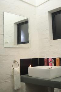 un baño con lavabo y espejo en The Genesis @ Craftsmannship, en Johannesburgo
