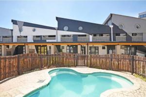 una piscina frente a un edificio en The Genesis @ Craftsmannship, en Johannesburgo