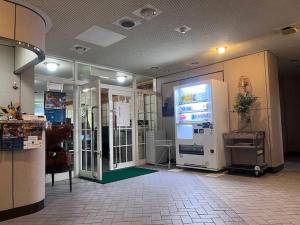 Cette chambre située dans un bâtiment comprend un grand réfrigérateur. dans l'établissement フューデイズコンドミニアム定山渓106号室, à Jozankei