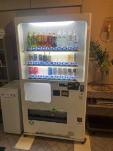 d'un réfrigérateur rempli de nombreuses bouteilles de soda. dans l'établissement フューデイズコンドミニアム定山渓106号室, à Jozankei