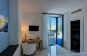 TV a/nebo společenská místnost v ubytování Boutique Hotel Helios
