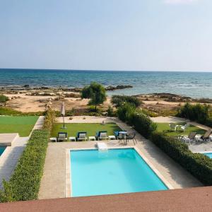 una piscina con vistas al océano en Gorgona Seafront Villas 3 Bedroom With Private Swimming Pool, en Ayia Napa