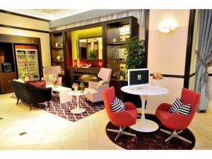 sala de estar con sillas rojas y mesa en Grand Park Hotel Panex Hachinohe / Vacation STAY 77754 en Hachinohe
