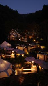 Nespecifikovaný výhled na hory nebo výhled na hory při pohledu z luxury tent