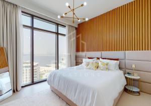 Postel nebo postele na pokoji v ubytování Full Burj and Creek Views Modern 4 Bed Upgraded