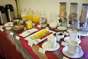 einen Tisch mit Speisen und Getränken in der Unterkunft Tierra Viva Cusco Saphi Hotel in Cusco