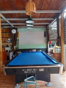 a pool table in the middle of a room at Cat Ba Park Homestay in Cat Ba