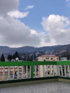 Bomdila的住宿－HOTEL GREEN VIEW BOMDILA,Bomdila，绿色围栏,享有城市美景