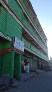 un edificio verde con un cartel delante en HOTEL GREEN VIEW BOMDILA,Bomdila en Bomdila