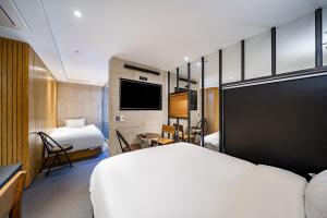 Ένα ή περισσότερα κρεβάτια σε δωμάτιο στο H-AVENUE Hotel Yeoksam