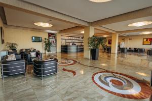 vestíbulo con zona de espera con sillas de cuero y sala de espera en Days Hotel By Wyndham Baku en Baku
