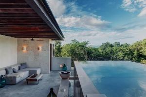 图卢姆Jungle Lounge Barefoot Luxury 3BR Two Level Penthouse with Pool in Luum Zama的一个带游泳池和庭院的户外客厅