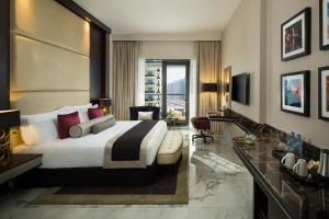 Postel nebo postele na pokoji v ubytování Millennium Place Dubai Marina