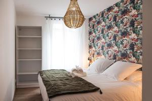 um quarto com uma cama com um bicho de peluche em L'Escapade-Hypercentre-Spa-parking privé-tout équipé-refait à neuf em Châteauroux