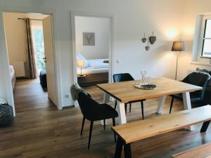 salon ze stołem i krzesłami oraz sypialnia w obiekcie Wohlfühl-Appartement Kreischberg inclusive Murau SommerGästeCard w mieście Sankt Georgen ob Murau