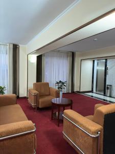 uma sala de espera com sofás e uma mesa num hotel em BUKHARA GRAND HOTEL em Bukhara