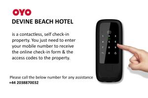una mano apuntando a un mando a distancia en OYO Devine Beach Hotel, Westcliff Southend-On-Sea en Southend-on-Sea