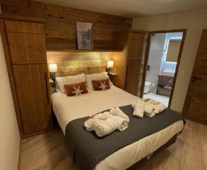 1 dormitorio con 1 cama con toallas en Spacious ski-in ski-out apartment 4-6 pax, 161 Sources de Marie Arc 1950 en Arc 1950