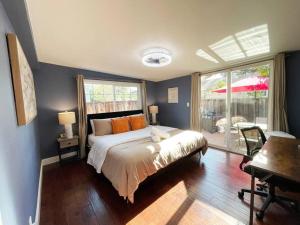 a bedroom with a bed with orange pillows on it at 839-Sunnyvale Great location 2Br/2Bth unit/Kingbed in Sunnyvale