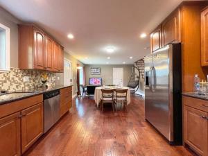 uma cozinha com uma mesa e um frigorífico de aço inoxidável em 839-Sunnyvale Great location 2Br/2Bth unit/Kingbed em Sunnyvale