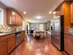 Η κουζίνα ή μικρή κουζίνα στο 839-Sunnyvale Great location 2Br/2Bth unit/Kingbed