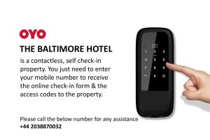 ręka wskazująca na zdalne sterowanie w obiekcie OYO The Baltimore Hotel w mieście Middlesbrough