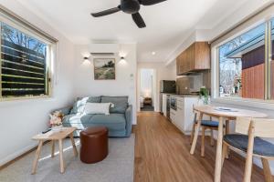een woonkamer met een bank en een tafel bij BIG4 Tasman Holiday Parks - Bright in Bright