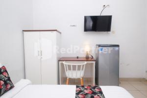 TV a/nebo společenská místnost v ubytování Just 11 Boutique Syariah Mitra RedDoorz near UGM Yogyakarta