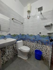 La salle de bains est pourvue de toilettes et d'un lavabo. dans l'établissement Shalom Homestay Thekkady, à Thekkady