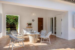 eine Terrasse mit einem Tisch und Stühlen auf einer Terrasse in der Unterkunft Es Claper in Cala Ratjada