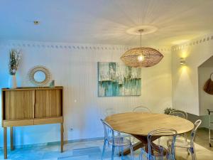 una sala da pranzo con tavolo e sedie in legno di Marbella Trocadero Beach & Pool a Marbella