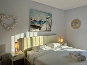 sypialnia z łóżkiem z sercem na ścianie w obiekcie Marbella Trocadero Beach & Pool w Marbelli