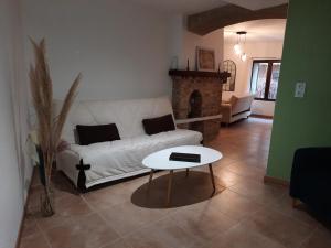 馬洛塞納的住宿－location à Malaucène，客厅配有白色沙发和壁炉