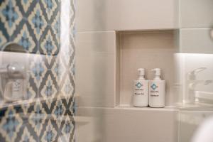庫塔的住宿－MONTANA @OCEANSIDE MANDALIKA，浴室的架子上放着两瓶气味剂
