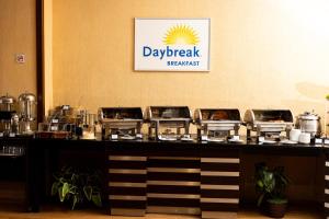 Příslušenství pro přípravu čaje a kávy v ubytování Days Hotel By Wyndham Baku