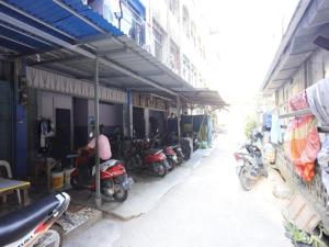 una fila de motocicletas estacionadas al lado de un edificio en SPOT ON 93276 Fendi 2 Homestay Syariah en Nagoya