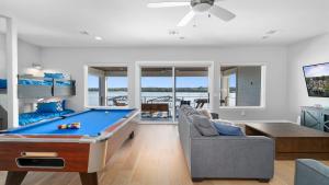 ein Wohnzimmer mit einem Billardtisch und einem Sofa in der Unterkunft Luxury Waterfront Home with Swimming Pool Hot Tub and 2 Boat Slips in Kingsland