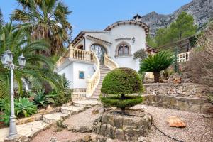 een wit huis met een trap in een tuin bij Villa Lau Costa Blanca in Denia