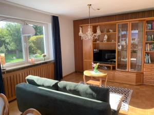Posezení v ubytování Ferienwohnung "Fichtelnaabrauschen"