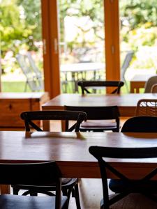 Ebenthal的住宿－Weingut & Gästezimmer Zillinger，餐馆里一排木桌和椅子