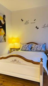 ein Schlafzimmer mit einem Bett mit Worten an der Wand in der Unterkunft gemütliche Wohnung in Bad Schwartau
