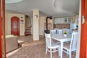 潘波洛沃Вила Форте Villa Forte的厨房兼餐厅，配有桌椅 更多27张照片