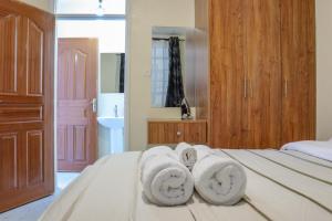 um quarto com uma cama com toalhas em Alset Furnished Apartment-Suite F2 em Nakuru