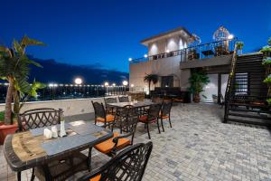 un patio extérieur avec des tables et des chaises la nuit dans l'établissement Shamsan Airport Hotel, à Tachkent