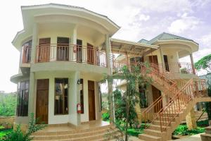 een groot huis met een trap ervoor bij Wademac Arusha Inn Hotel in Arusha